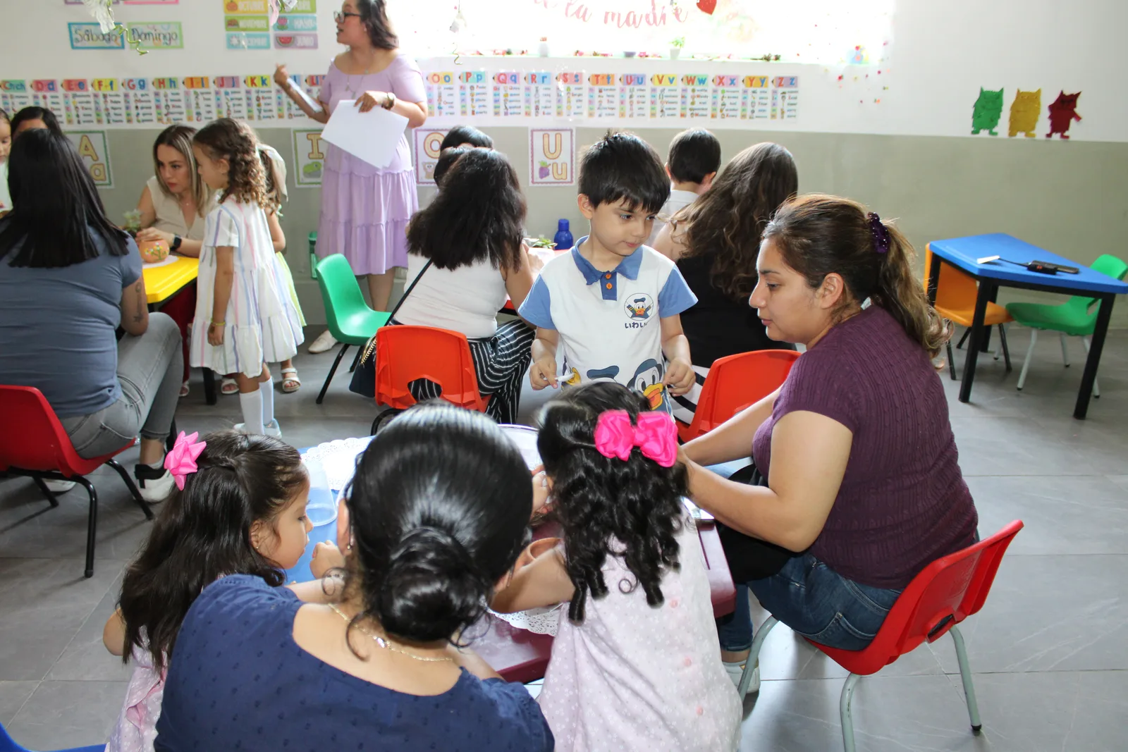 Mamás e hijos en actividad de macetas