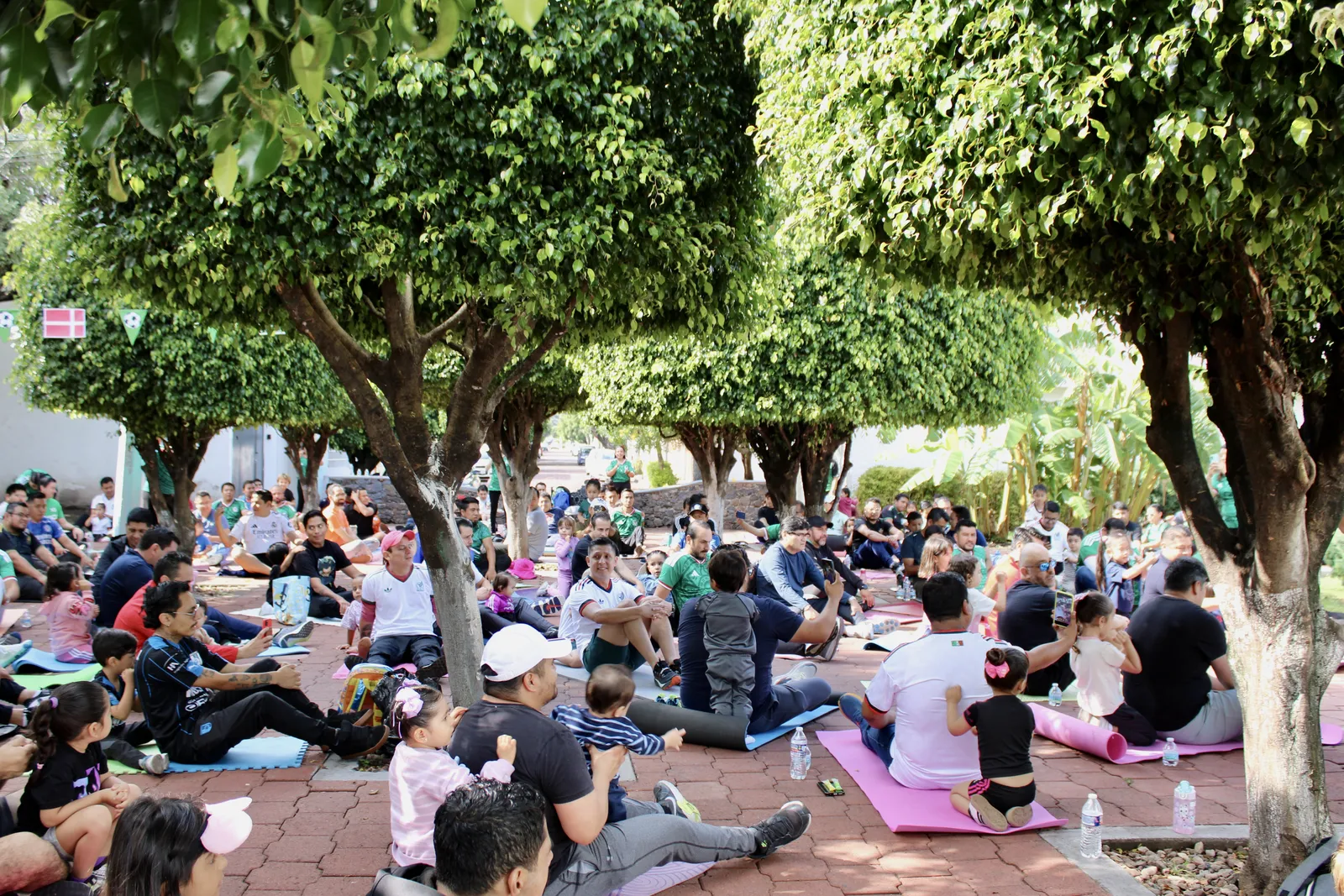 Familias en el parque — Día del Padre Newton