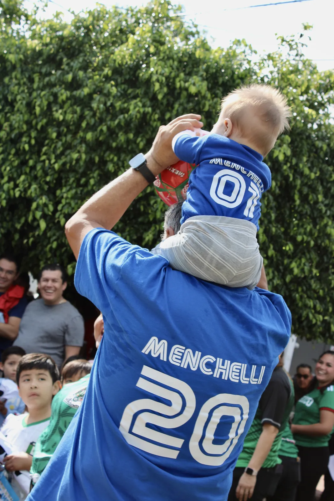 Papá con su bebé en hombros