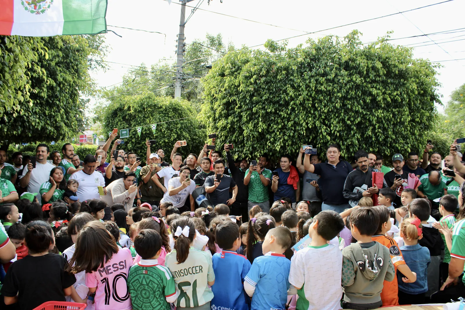 Familias reunidas en la celebración
