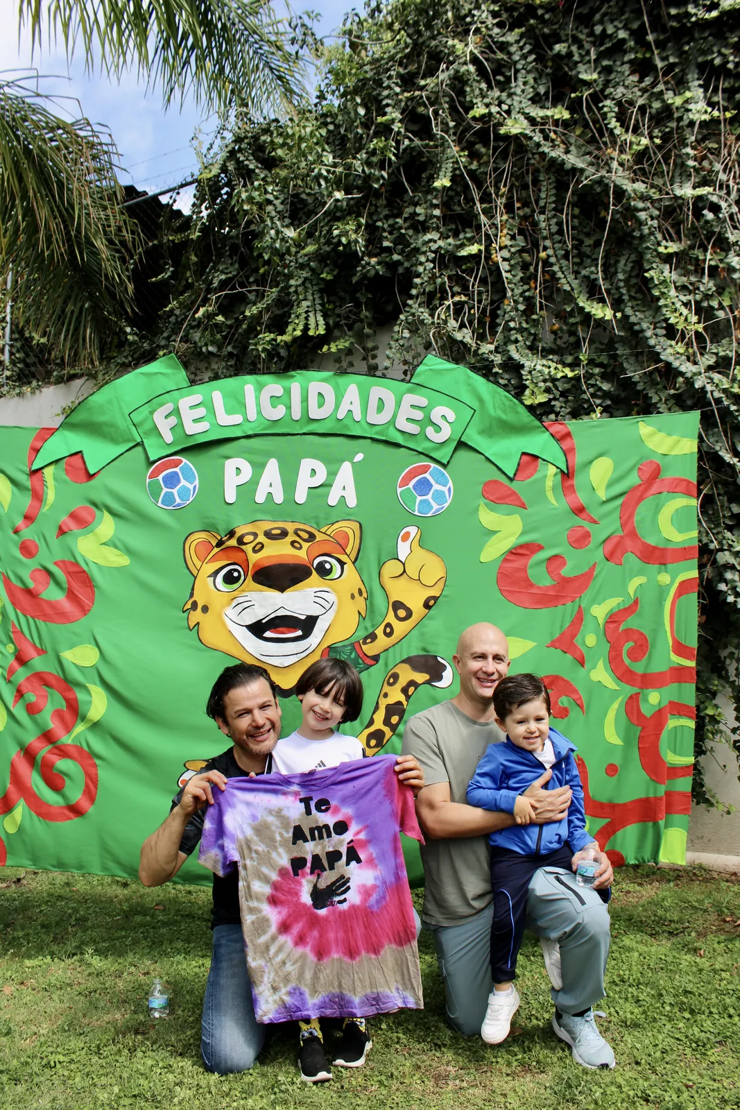Papás con sus playeras personalizadas