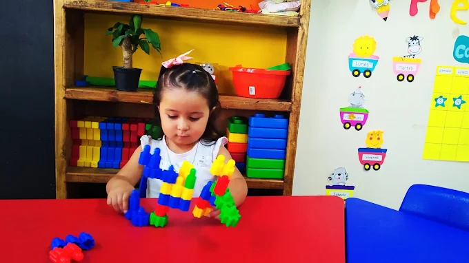 Niña aprendiendo en Newton Institute